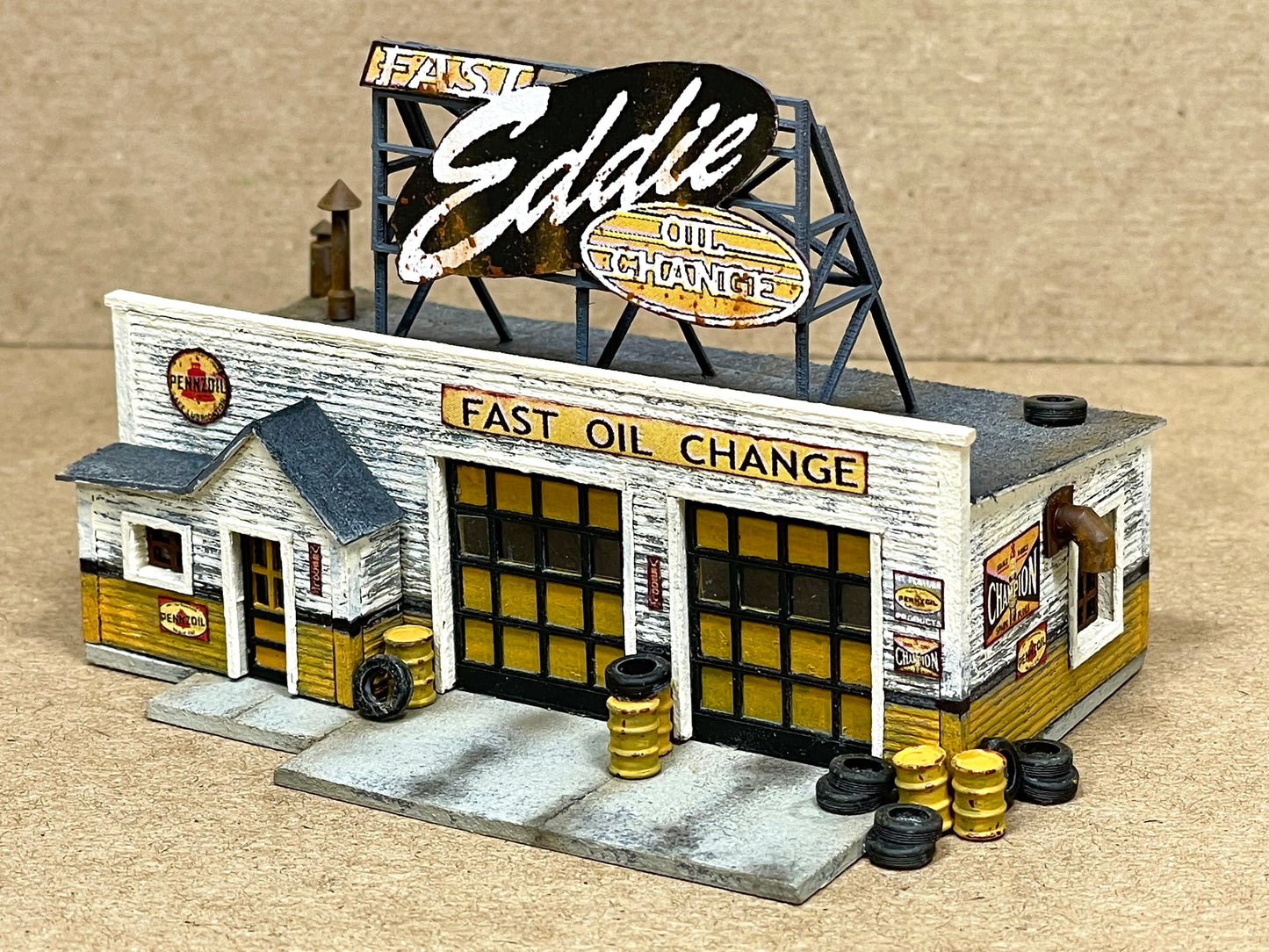 N Scale Fast Eddie Oil Change