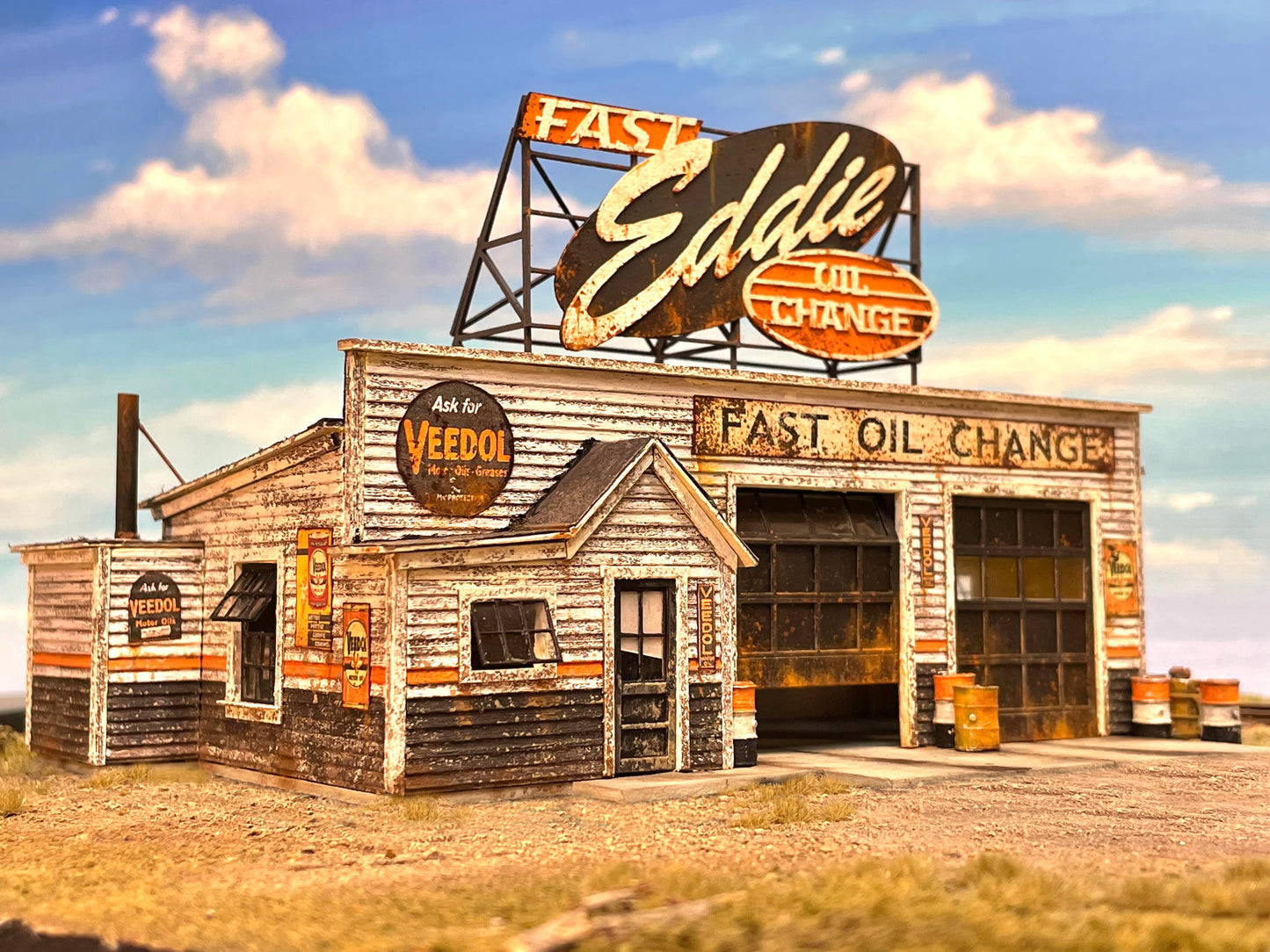 HO Scale- Fast Eddie's Oil Change